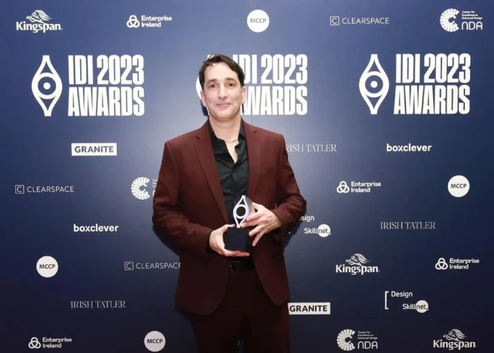 Mark Arigho collects IDI award