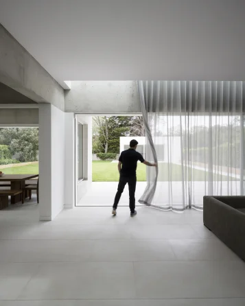 00 HERO_5_A_MC_7139_L_PRINT_roof lit perimeter leading to garden.jpg