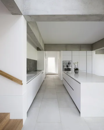 6_A_MC_7506_L_PRINT_structural concrete cornice defining spaces.jpg